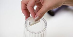 نحوه جدا کردن برچسب ها و استیکرها